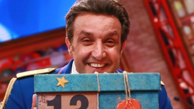 Flavio Insinna insulta i concorrenti durante il fuori onda