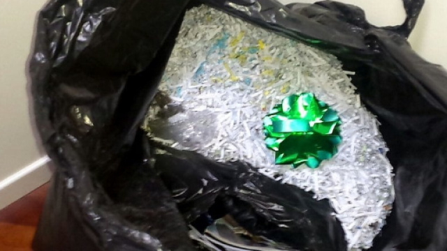Il beffardo sacco di documenti triturati con il fiocco verde lasciato in casa da Tulliani