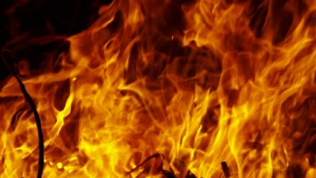 Le fiamme altissime di un incendio