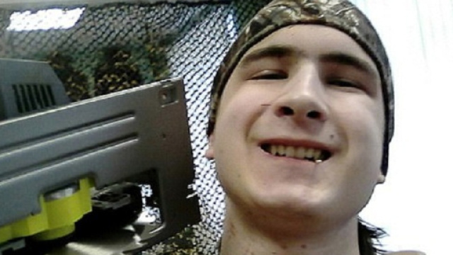 Taglia la gola all'insegnante e, dopo un selfie, si uccide con una motosega. Un nuovo caso di Blue Whale?