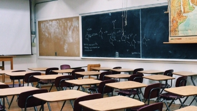 Tante cattedre risultano ancora vacanti nella scuola.