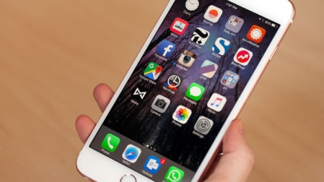 Un utente con in mano l'iPhone