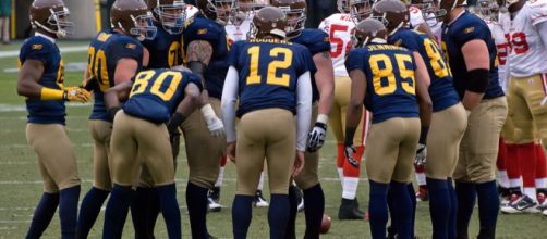 Green Bay Packers in their throwback jerseys at Lambeau Field [Image via Mike Morbeck/Flickr]