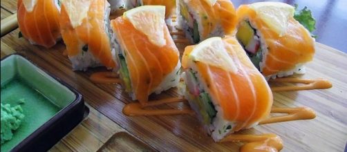 Norwegia Roll Salmon Sushi - [Image credit &ndash; Gunawan Kartapranata, Wikimedia Commons]