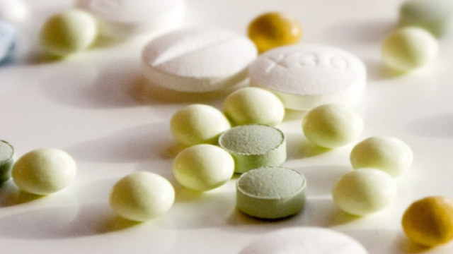 Alcuni farmaci depositati su un bancone