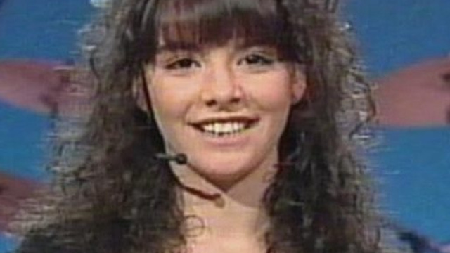 Angela Di Cosimo mentre cantava ai tempi di Non &egrave; la Rai