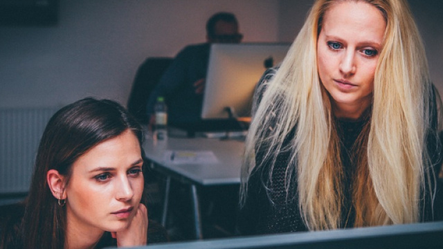 Due lavoratrici davanti ad un monitor