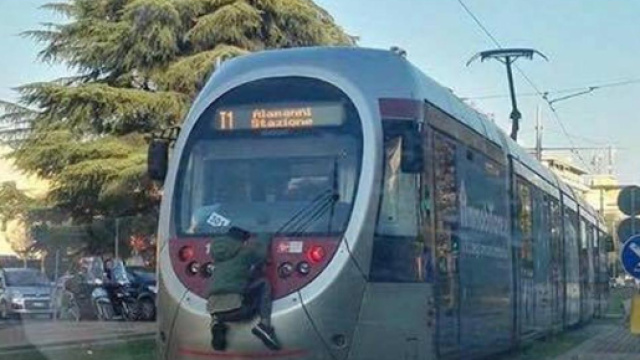 il ragazzo attaccato al tram (fonte corrierefiorentino.corriere.it)