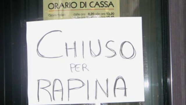 Rapina in una banca del centro a Napoli.