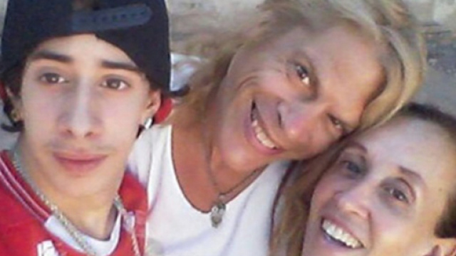 Una foto della famiglia sorridente e felice