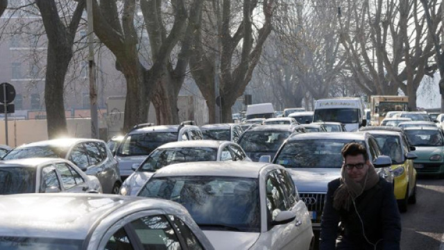 Uno studio australiano rivela che i ciclisti sono pi&ugrave; attenti nel traffico (foto - lastampa.it)