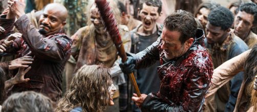 Padre Gabriel e Negan se livrando dos zumbis