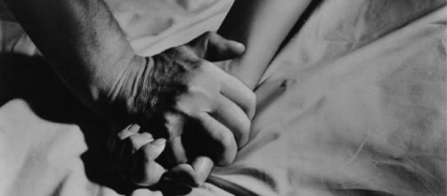 Madrasta e enteado foram filmados na cama