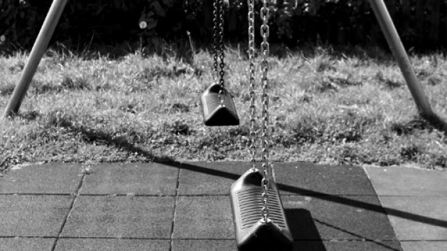 Bambino di 10 anni muore strangolato dalla catena dell'altalena