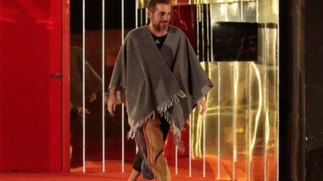 Daniele Bossari con scialle e infradito in diretta