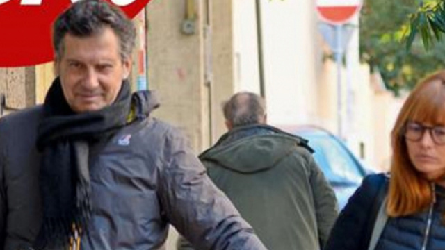 Fabrizio Frizzi a passeggio con moglie e figlia