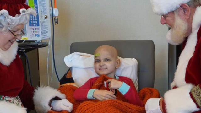 Il piccolo Jacob Thompson in ospedale mentre festeggia "anticipatamente" il Natale