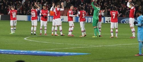Arsenal players in a past match(image via Ronnie MacDonald/Wikimedia Commons)