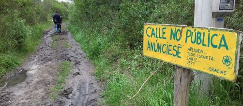 Entrada al Barrio Ecol&oacute;gico. El cartel est&aacute; para evitar que entren personas sin avisar