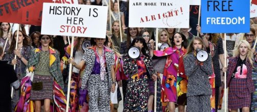Manifestaci&oacute;n feminista de Chanel durante la semana de la moda de Par&iacute;s de 2014