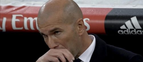 &iexcl;Zidane se 'carga' al primer jugador!
