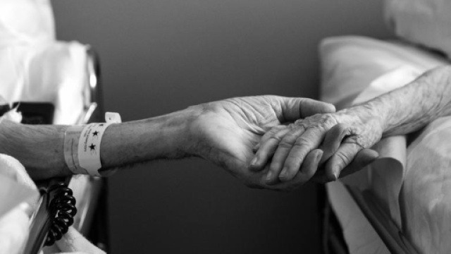 71 anni di matrimonio e muoiono mano nella mano - corriere.it