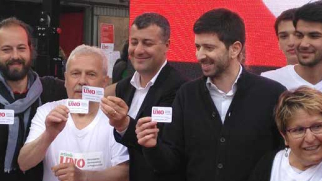 Arturo Scotto e Roberto Speranza mostrano la tessera di Mdp