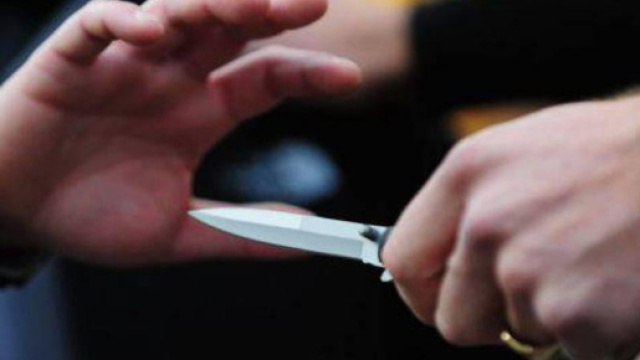 Aveva un coltello a serramanico la 14enne che ha accoltellato una 15enne per rivalit&agrave; in amore.