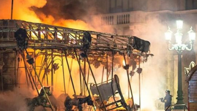 Giostra in fiamme nel centro di Bergamo