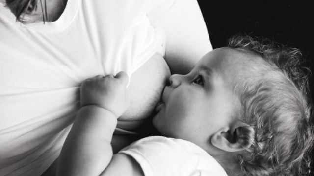 Madre e figlio che condividono il magico momento dell'allattamento