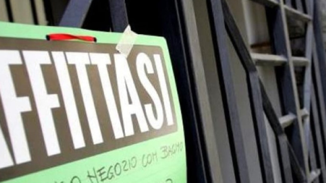 Un negozio della via atenea in affitto (fonte agrigentonotizie)