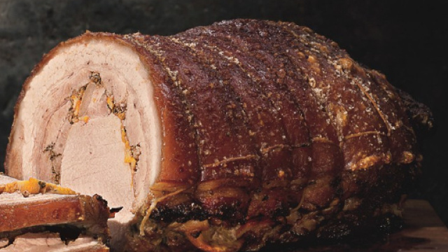 Una porchetta tagliata a fette