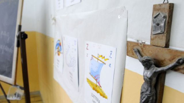 Vietato pregare nelle scuole, a Palermo il preside di una scuola rimuove anche l'effige di Papa Francesco