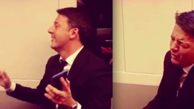 Matteo Renzi, mentre canta il brano di Coez.