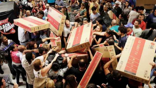 Scatenati in una vera e propria caccia all'acquisto scontato