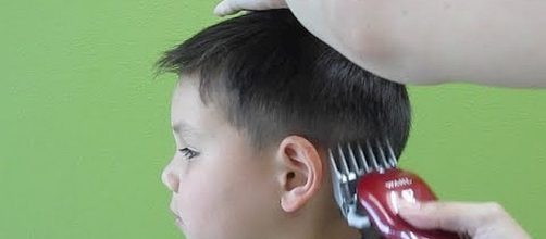 Mother furious that hair salon refuses to cut boy's hair [Image: liannelin/YouTube screenshot]