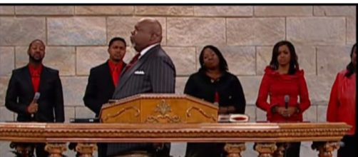 T.D.Jakes shuns Louis Farrakhan. (Image via Jose Deleon Youtube screencap).