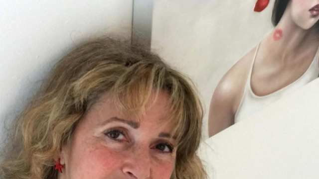 L'artista toscana Rossella Baldecchi in posa con una sua opera (fonte: Rossella Baldecchi)