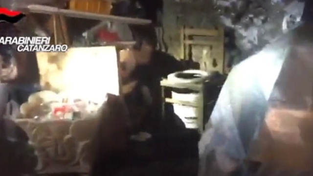 Le fatiscenti condizioni del tugurio dove viveva reclusa la donna