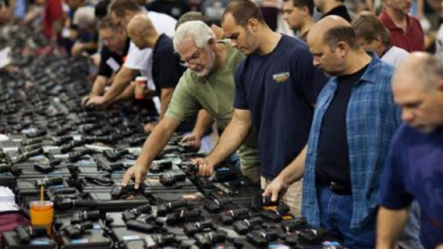 Massiccia vendita di armi in un negozio statunitense (fonte presstv.com)