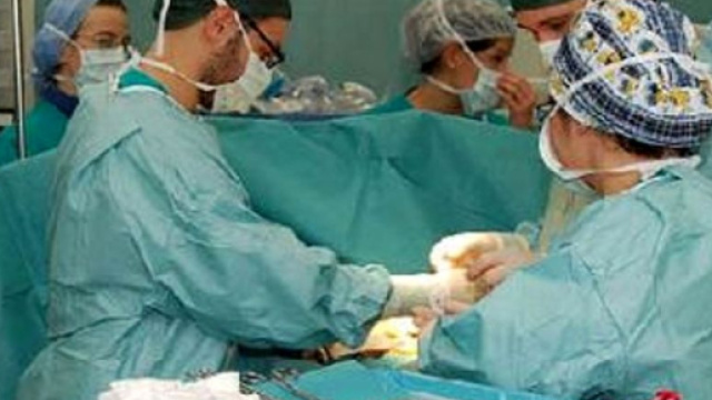 Nate con la fronte attaccata, si opereranno: c'&egrave; rischio per la loro vita