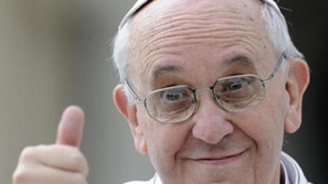 Papa Francesco accusa i politici di razzismo