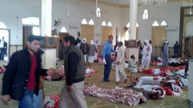 Strage in moschea: i corpi delle vittime coperti da lenzuoli