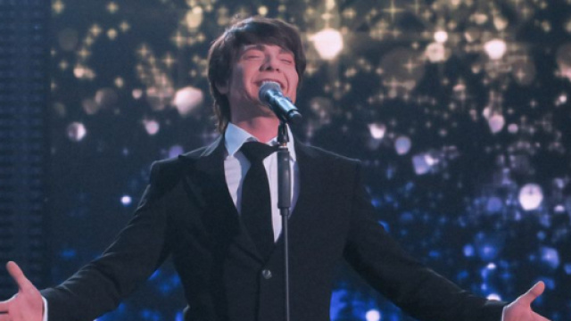 Tale e quale show: Davide Merlini ha vinto la penultima puntata interpretando Massimo Ranieri