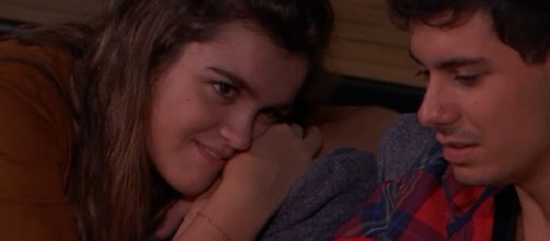 Amaia escucha a Alfred cantar la canci&oacute;n que le ha compuesto