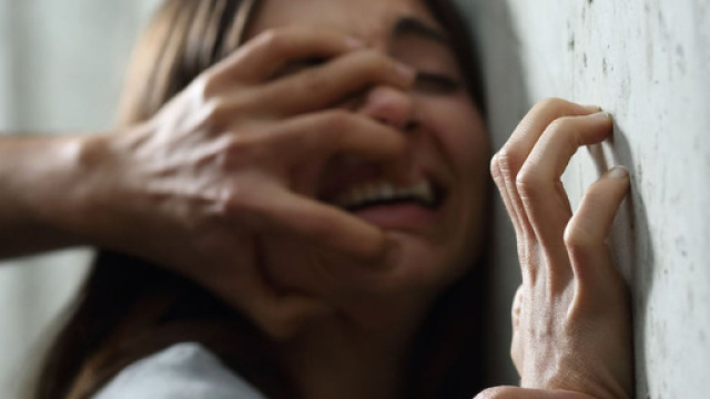 Conosce una ragazza e la stupra