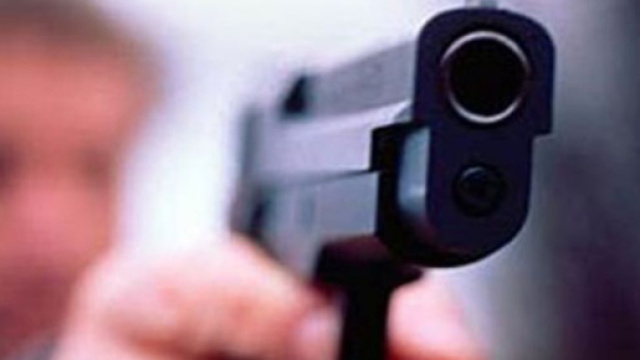 Esplosi cinque colpi contro la porta dell'abitazione di Silvano Spada