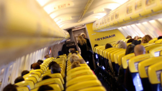 Ryanair, assistente di volo: 'devo vendere di pi&ugrave; o prenderanno provvedimenti'
