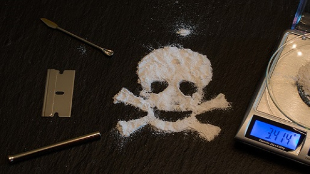 Spaccio di cocaina nel thermos del figlio