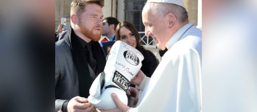 Sa&uacute;l &Auml;lvares regala al Papa Francisco guantes de boxeo profesional